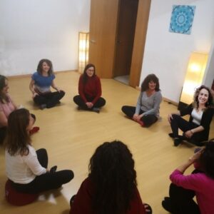 Grupo sentado en taller